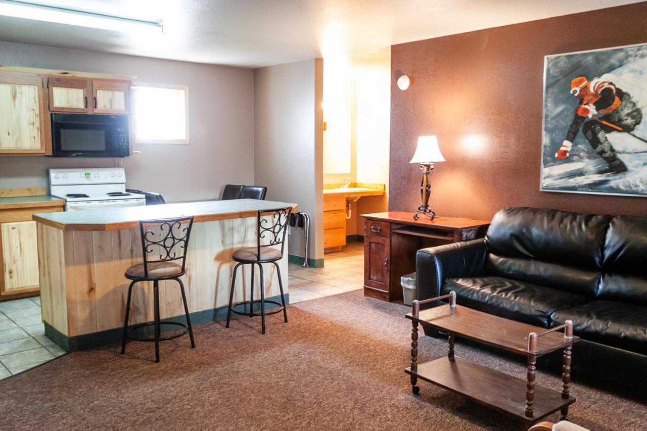 Circle R Motel East Glacier Park Village Buitenkant foto