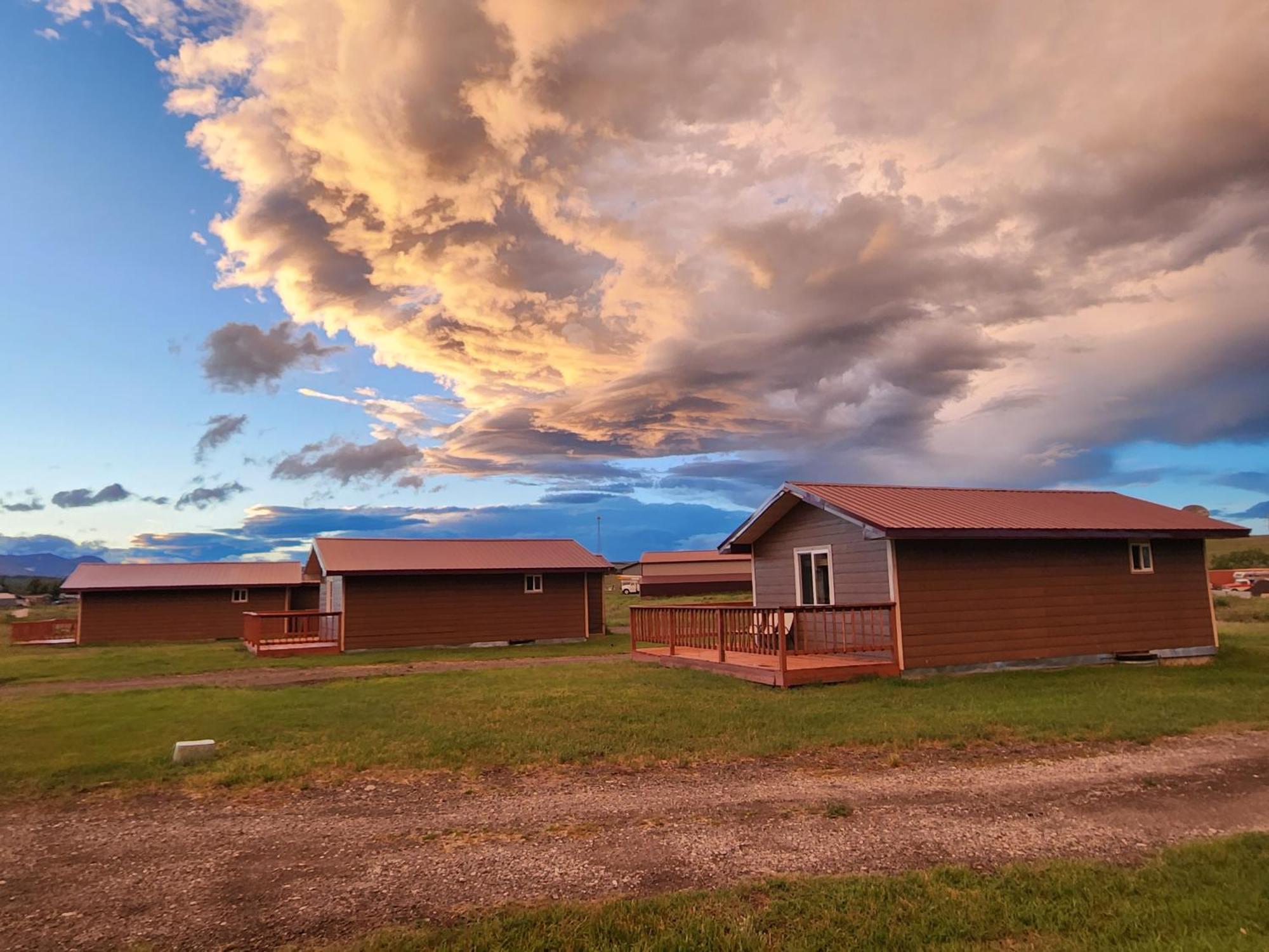 Circle R Motel East Glacier Park Village Buitenkant foto