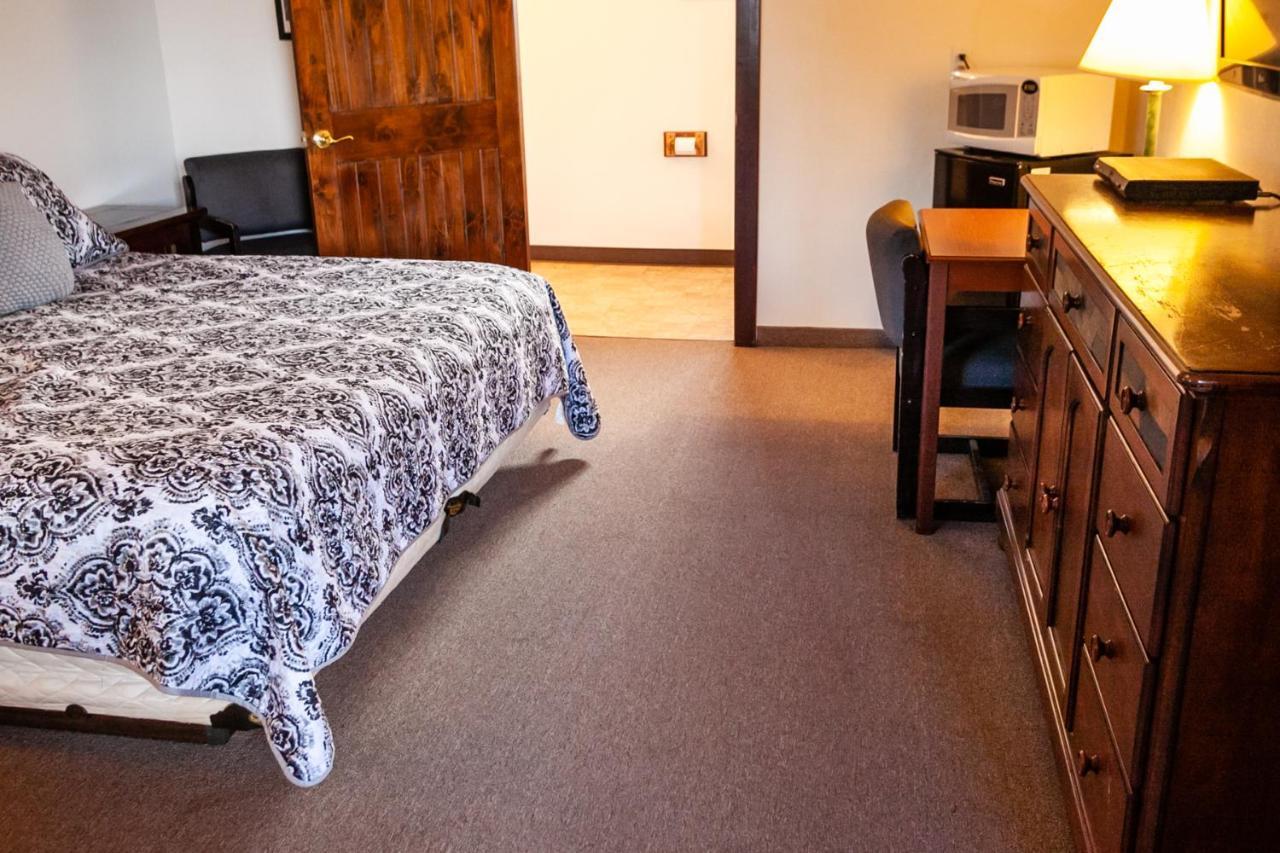 Circle R Motel East Glacier Park Village Buitenkant foto